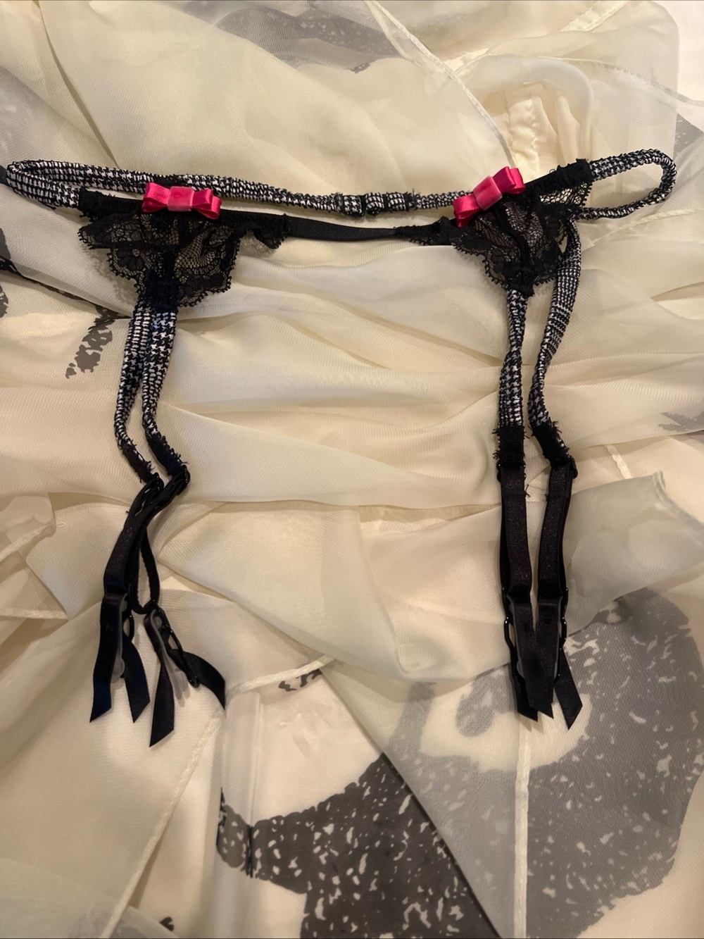 Victoria's Secret XS/TP/XP-S/P garter belt 4-strap lace black satin hot pink bow
